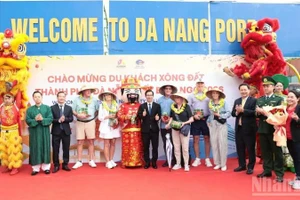 Город встретил более 1 000 туристов на круизном лайнере.