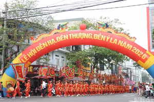 Процессия с паланкином Праматери проходит по центральным улицам квартала Миньсуан.