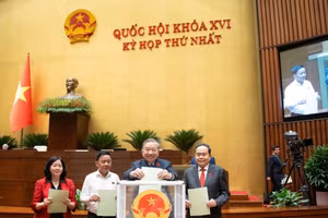 Генеральный секретарь То Лам, Председатель НС Чан Тхань Ман, постоянный член Секретариата Чан Кам Ту и Председатель ЦК ОФВ Буй Тхи Минь Хоай голосуют за избрание заместителей Председателя НС XVI созыва.