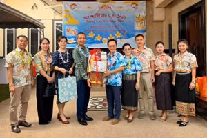 Чрезвычайный и Полномочный Посол Вьетнама в Малайзии Динь Нгок Линь вместе с сотрудниками Посольства поздравляет с Новым годом и принимает участие в совместных праздничных мероприятиях по случаю Нового года с Посольством Лаоса в Малайзии.