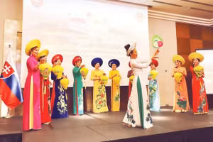 Празднование признания вьетнамской общины четырнадцатым этническим меньшинством Словацкой Республики.