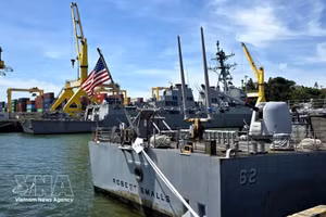 Два корабля сопровождения Военно-морских сил США — ракетный крейсер USS Robert Smalls (CG-62) и эсминец USS Shoup (DDG-86) — прибыли в порт Тьенша (Дананг). (Фото: ВИА)