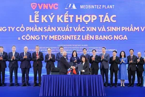 Церемония подписания соглашения между заводом VNVC и российской компанией «Медсинтез» состоялась в присутствии министров здравоохранения двух стран. Фото: Фам Зянг