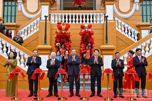 Генеральный секретарь ЦК КПВ То Лам, Президент Лыонг Кыонг, постоянный член Секретариата ЦК КПВ Чан Кам Ту, действующие и бывшие руководители Партии и Государства проводят церемонию перерезания ленты в знак открытия нового здания канцелярии Президента.