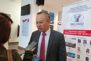 Заместитель председателя Комитета по вопросам обороны, безопасности и внешних связей НС Вьетнама Нгуен Мань Тиен отвечает на вопросы корреспондентов.