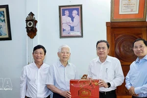 Председатель Национального собрания Чан Тхань Ман посетил и поздравил с Тэтом бывшего Президента государства Нгуен Минь Чиета. (Фото: ВИА)