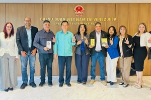 Посол Ву Чунг Ми и члены делегации партии «Отечество для всех» (PPT). Фото: Посольство Вьетнама в Венесуэле