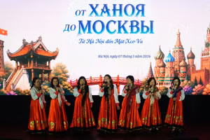 Песня в исполнении бывших преподавателей факультета русского языка и русской культуры.