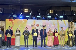 Заместитель министра культуры, спорта и туризма Хо Ан Фонг с представителями премии ASEAN Tourism Awards 2026. (Фото: TITC)
