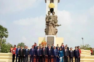 Генеральный секретарь То Лам вместе с высокопоставленной делегацией Вьетнама возлагает цветы и воскуряет благовония у памятника камбоджийско-вьетнамской дружбы в столице Пномпень. (Фото: ДИНЬ ЧЫОНГ)