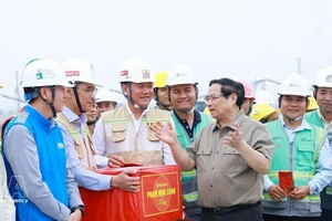 Премьер-министр Фам Минь Тьинь воодушевил и поставил задачи перед подразделениями, участвующими в строительстве проекта Международного аэропорта Зябинь (Фото: ВИА)