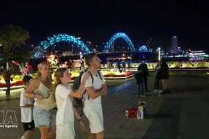 Иностранные туристы осматривают город Дананг в преддверии Тэт 2026 года. Фото: ВИА.