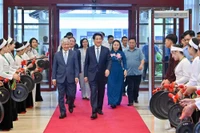 Руководители Партии и Государства встречаются с выдающимися делегатами, представляющими различные слои населения, по случаю 80-летия Августовской революции и Дня независимости. Фото: ВИА