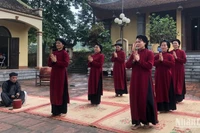 Народные артисты выступают с песнями «соан» в общинном доме Тхет, община Кимдык, город Вьетчи, провинция Футхо.