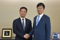 Министр науки и технологий Нгуен Мань Хунг и Государственный министр внутренних дел и коммуникаций Адати Масаси. Фото: ВИА