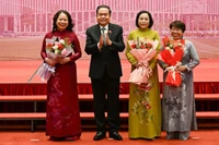 Председатель НС Чан Тхань Ман вручает цветы женщинам-депутатам НС XV созыва. Фото: Зюи Линь