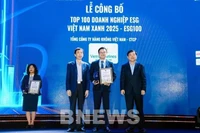 Представитель компании Vietnam Airrlines (в центре) на церемонии чествования. Фото: ВИA