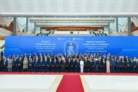 Президент Лыонг Кыонг, Генеральный секретарь ООН Антониу Гутерриш и главы делегаций на церемонии подписания Ханойской конвенции. Фото: Тхюи Нгуен