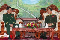 Генерал-полковник Кхамлиенг Утхакайсон (справа) принимает генерал-полковника Нгуен Чыонг Тханга. Фото: ВИА