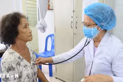 Пожилые люди проходят бесплатное медицинское обследование в одной из медицинских станций первичного звена здравоохранения города Хошимина. Фото: ВИА