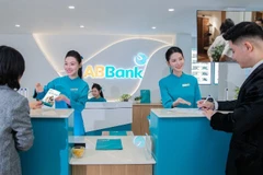 Клиенты делают транзакции в одном из отделений ABBank.