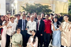 Вьетнамские студенты и послы стран АСЕАН на программе «Весна на Родине». 