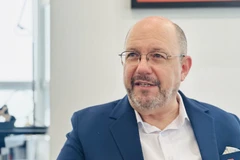 Посол Швейцарии во Вьетнаме Томас Гасс отвечает на вопросы корреспондента Вьетнамского Информационного Агентства. Фото: ВИА