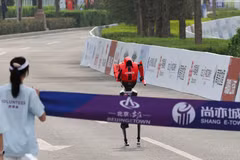 Гуманоидный робот Honor Lightning финиширует в ходе соревнования. Фото: REUTERS