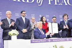 Президент США Дональд Трамп председательствует на церемонии подписания Устава Совета мира в Давос, Швейцария. (Фото: GETTY IMAGES)