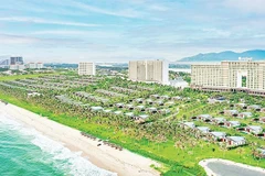 Вид на часть туристической зоны на севере полуострова Камрань.