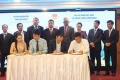 Представители предприятий провинции Ламдонг и камбоджийские партнеры подписывают договоренность о сотрудничестве. Фото: ВИА