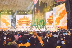 Художественные выступления на церемонии закрытия Весенней ярмарки привлекли внимание множествао посетителей в Национальном выставочном центре (Донгань, Ханой).