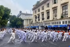 Пожилые люди принимают участие в Дне укрепления здоровья в Ханое. Фото: Тхюи Ха