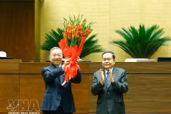 Председатель Национального собрания Чан Тхань Ман от имени руководства Партии и государства, а также депутатов Национального собрания XVI созыва вручил цветы, поздравив Генерального секретаря, Президента государства То Лама. Фото: ВИА