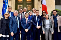 Посол Вьетнама во Франции Чинь Дык Хай и г-н Мишель Крио (первая линия, третий справа). Фото: ВИА 