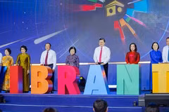 Делегаты принимают участие в церемонии открытия 22-го туристического фестиваля г. Хошимина. Фото: Департамент туризма г. Хошимина