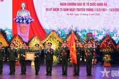 По поручению Президента Вьетнама генерал армии Нгуен Чонг Нгиа вручил Армейскому театру песни и танца Орден Защиты Отечества третьей степени. Фото: qdnd.vn