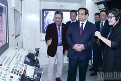 Премьер-министр Фам Минь Тьинь посещает Вьетнамский космический музей. 