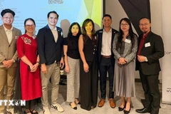 Генеральный консул Нгуен Тхань Ха (вторая справа) вместе с представителями предприятий на форуме. Фото: ВИА