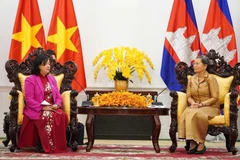 Председатель ЦК ОФВ Буй Тхи Минь Хоай и Заместитель председателя НПК, Председатель Национального совета ФСРО Камбоджи Мен Сам Ан.