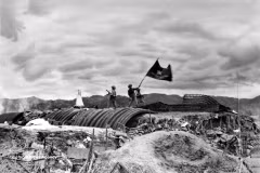 Во второй половине дня 7 мая 1954 года историческая Дьенбьенфуская операция завершилась победой: вся укреплённая группировка французских войск в Дьенбьенфу была полностью разгромлена вьетнамской армией. Фото: Архив ВИА