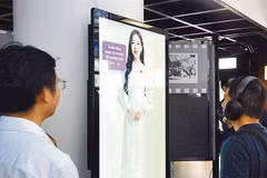 Туристы посещают выставочное пространство (улица Донгкхой, № 158, квартал Сайгон) – образец передового музея цифровых технологий во Вьетнаме. Фото: Мань Хао