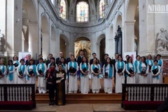 Хор «Куэхыонг» с гордостью представил международной публике классические хоровые произведения и революционные песни Вьетнам. Фото: Минь Зюи