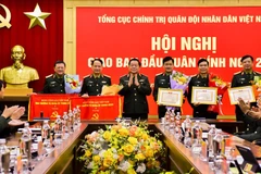 Генерал армии Нгуен Чонг Нгиа вручает награды отличившимся коллективам и отдельным лицам.