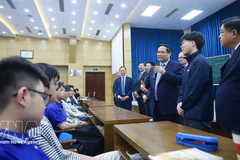 Премьер-министр Фам Минь Тьинь вдохновляет студентов Ханойского университета науки и технологий. Фото: ВИА