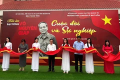 Организаторы перерезают ленточку на церемонии открытия выставки «Генерал армии Во Нгуен Зяп – жизнь и деятельность».