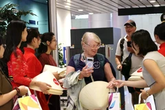 Вручение подарков пассажирам двух новых международных рейсов из Манилы и Бали. Фото: ВИА