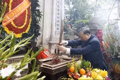 Генеральный секретарь, Президент Вьетнама То Лам возлагает благовония и цветы в память у мавзолея королей Хунгов. Фото: ВИА 