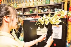Покупатель оплачивает покупку с помощью QR-кода в одном из магазинов на улице Ванмиеу в Ханое.