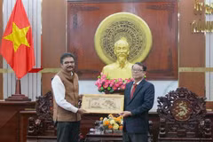 Генеральный консул Индии в Хошимине вручает памятный подарок руководству города Кантхо. Фото: ВИА